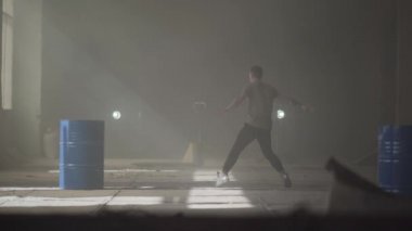 Performans deneyimli genç tutkulu hip-hop dansçısı. Adam kollarını ileri uzanır, sonra keskin kenarlara ile tüm vücut hareketleri yapar. Prova.