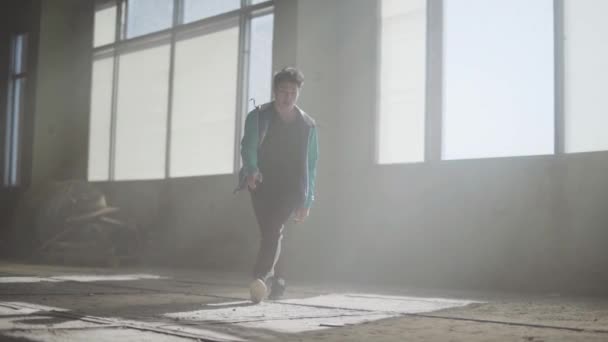 Un rappeur habile et séduisant dansant dans un bâtiment abandonné. Culture hip hop. Répétition . — Video