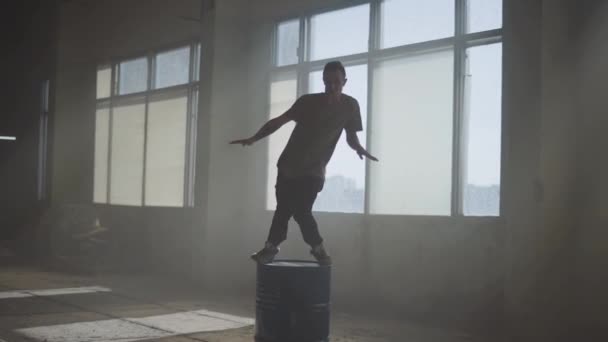 Bailarina callejera de hip-hop bailando en un barril en un edificio abandonado. Contemporáneo. Cultura hip hop. Ensayo. Movimiento lento . — Vídeo de stock
