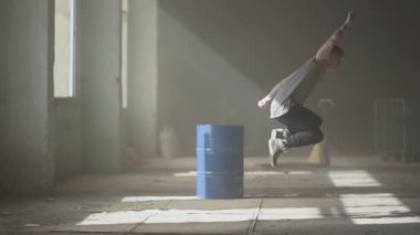 Performans yetenekli genç tutkulu hip-hop dansçısı. Adam kollarını ileri uzanır, sonra keskin kenarlara ile tüm vücut hareketleri yapar. Prova.