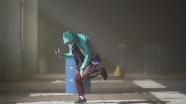 Sisin içinde terk edilmiş bir binada, varil yakınındaki hip-hop genç dansçı deneyimli. Hip hop kültürü. Prova. Çağdaş.