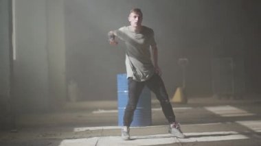 Performans yetenekli genç tutkulu hip-hop dansçısı. Adam kollarını ileri uzanır, sonra keskin kenarlara ile tüm vücut hareketleri yapar. Prova.