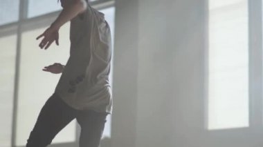 İki çocuğu terk edilmiş binada dans. Gençler dans aynı anda hareket yapma. Çocuklar breakdance içinde pratik. Hip hop kültürü. Prova. Çağdaş.