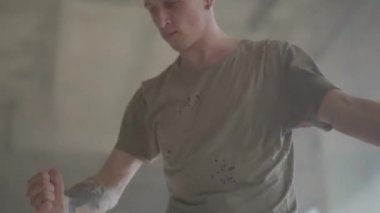 Terk edilmiş bir binada bir varil üzerinde dans usta serin sokak dansçısı hip-hop. Çağdaş. Hip hop kültürü. Prova.