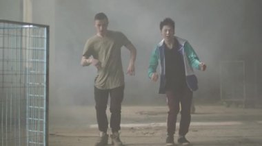 Terk edilmiş binada karanlık ve tozlu odasında dans iki kendine güvenen genç adam. Dans hareketleri ve pozlar çocuklar. Pratik arkadaşlar içmiştim. Hip hop kültürü. Prova. Çağdaş.