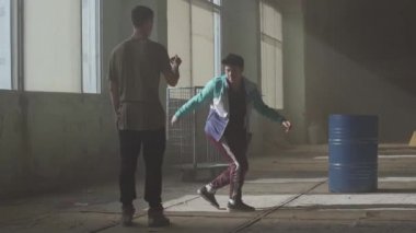 Hip hop kültürü. Prova. Çağdaş. Varil yakın terk edilmiş bir binada iki sokak dansçıları dans Muharebesi.