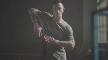 Genç usta rapçi sokakta dans portresi. Hip hop kültürü. Prova. Çağdaş.