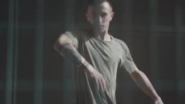 Genç usta hip-hop erkek dansçı kamera önünde gerçekleştirme portresi kapatın. Hip hop kültürü. Prova. Çağdaş.