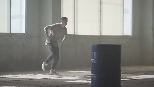 Sport jeune danseur passionné de hip-hop performer. L'homme tend les bras vers l'avant, puis fait des mouvements brusques sur les côtés avec tout le corps. Répétition . — Video