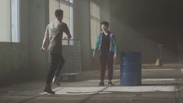 Tanzschlacht zweier Straßentänzer in einem verlassenen Gebäude in der Nähe des Fasses. Hip-Hop Kultur. Probe. zeitgenössisch. — Stockvideo