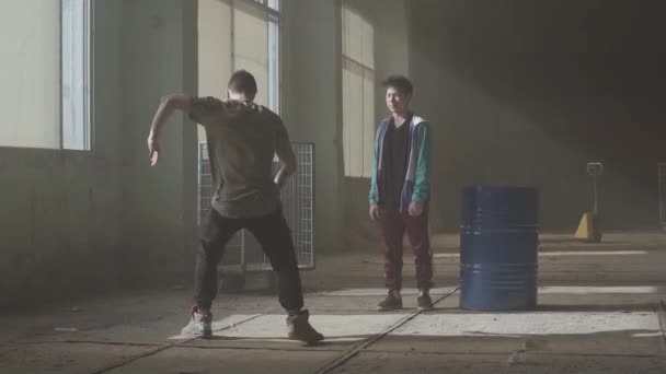 Batalla de baile de dos bailarines callejeros en un edificio abandonado cerca del cañón. Cultura hip hop. Ensayo. Contemporáneo . — Vídeo de stock