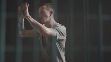 Kamera önünde gerçekleştirme genç büyük usta hip-hop erkek dansçı portresi kapatın. Hip hop kültürü. Prova. Çağdaş.