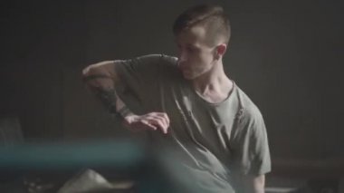Genç emin hip-hop erkek dansçı kamera önünde gerçekleştirme portresi kapatın. Hip hop kültürü. Prova. Çağdaş.