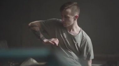 Genç tutkulu hip-hop erkek dansçı kamera önünde gerçekleştirme portresi kapatın. Hip hop kültürü. Prova. Çağdaş.