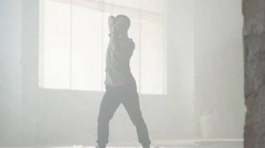 Genç hip-hop dansçısı siste gerçekleştirme. Hip hop kültürü. Prova. Çağdaş.