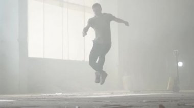 Siste gerçekleştirme kendine güvenen genç tutkulu hip-hop dansçısı. Hip hop kültürü. Prova. Çağdaş.