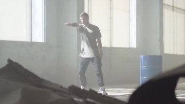 Siste performans başarılı genç sokak hip-hop dansçısı. Hip hop kültürü. Prova. Çağdaş.