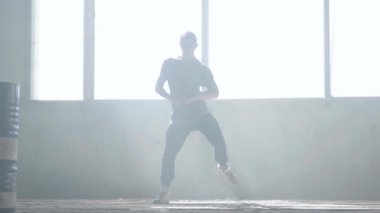 Genç hip-hop dansçısı siste gerçekleştirme. Hip hop kültürü. Prova. Çağdaş.
