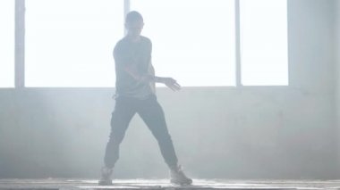 Siste gerçekleştirme kendine güvenen genç tutkulu hip-hop dansçısı. Hip hop kültürü. Prova. Çağdaş.