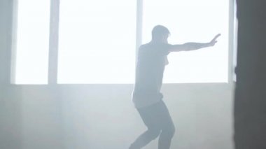 Siste gerçekleştirme kendine güvenen genç tutkulu hip-hop dansçısı. Hip hop kültürü. Prova. Çağdaş.