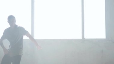 Siste gerçekleştirme kendine güvenen genç tutkulu hip-hop dansçısı. Hip hop kültürü. Prova. Çağdaş.
