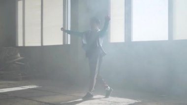 Terk edilmiş bir binada dans kendine güvenen genç rapçi. Hip hop kültürü. Prova. Çağdaş.