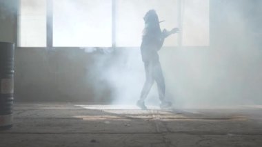 Terk edilmiş bir binada dans yetkin genç adam. Hip hop kültürü. Prova. Çağdaş.