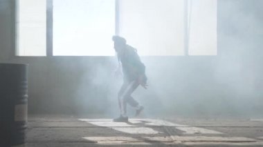Terk edilmiş bir binada dans genç adam. Hip hop kültürü. Prova. Çağdaş.