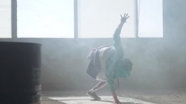 Terk edilmiş bir binada dans yetenekli genç adam. Hip hop kültürü. Prova. Çağdaş.