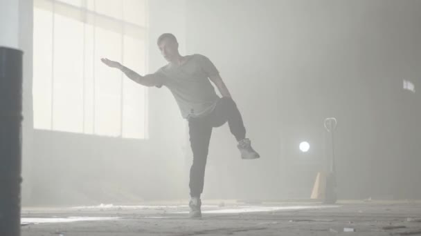 Great young hip-hop dancer performing in the fog. Hip hop culture. Rehearsal. Contemporary. — Stock Video