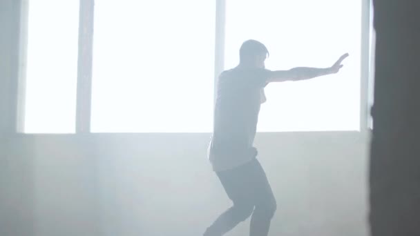 Confident young passionate hip-hop dancer performing in the fog. Hip hop culture. Rehearsal. Contemporary. — Stock Video