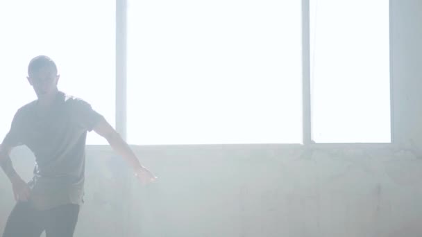 Confident young passionate hip-hop dancer performing in the fog. Hip hop culture. Rehearsal. Contemporary. — Stock Video