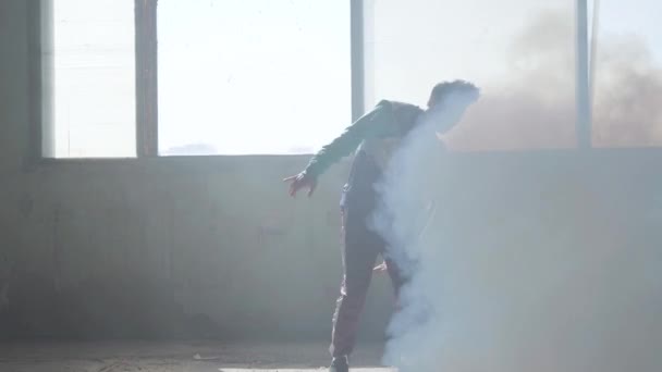 Joven rapero hábil bailando en un edificio abandonado en la niebla. Cultura hip hop. Ensayo. Contemporáneo . — Vídeos de Stock