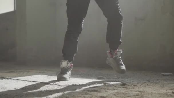 Hábil gran joven bailando en un edificio abandonado. Cultura hip hop. Ensayo. Contemporáneo. Truco. Recepción de baile . — Vídeos de Stock