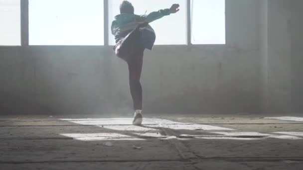 Επιδέξιος νεαρός άνδρας που χορεύει σε ένα εγκαταλειμμένο κτίριο. Hip hop κουλτούρα. Πρόβα. Σύγχρονη. Χορός με ένα κτύπημα. — Αρχείο Βίντεο