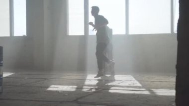 İki arkadaş başarılı dansçıların breakdance tozlu terk edilmiş bir binada dans ediyor. Eğitim yetenekli kalça zavallıların. Çağdaş. Hip hop kültürü. Prova.
