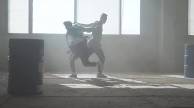 Eğitim yetenekli kalça zavallıların. İki arkadaş başarılı dansçıların breakdance tozlu terk edilmiş bir binada dans ediyor. Çağdaş. Hip hop kültürü. Prova.