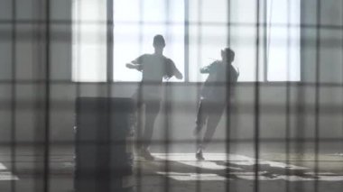 İki arkadaş zaman uyumlu olarak hip hop terk edilmiş bir binada modern dans. Çağdaş. Hip hop kültürü. Prova.