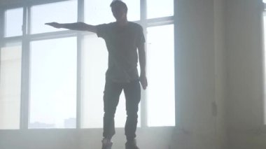 Terk edilmiş bir binada bir varil üzerinde sokak dansçısı hip-hop dans cool. Çağdaş. Hip hop kültürü. Prova.