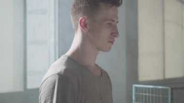 Kamera önünde gerçekleştirme yırtık tişört genç tutkulu hip-hop dansçısı portresi kapatın. Prova.