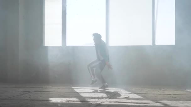 Joven rapero bailando en un edificio abandonado. Cultura hip hop. Ensayo. Contemporáneo . — Vídeo de stock