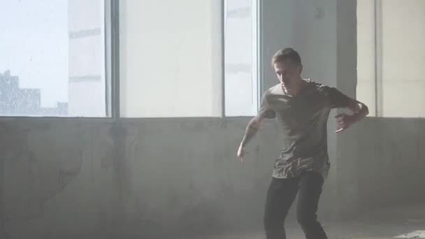 Obratný mladý vášnivý hip-hop tanečnice před kamerou. Muž roztáhne ruce dopředu, pak je ostré pohyby do stran s celé tělo. Zkouška. — Stock video
