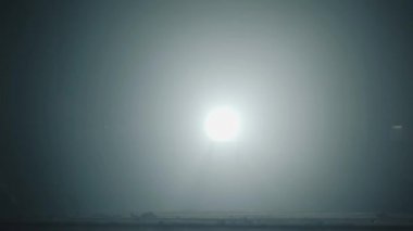 Siyah bir arka planda Spotlight stüdyosunda bale ayakkabıları ve siyah elbise dans çalışkan profesyonel balerinler. İki genç güzel kadın balerin çalışır ve farklı tarafta atlar