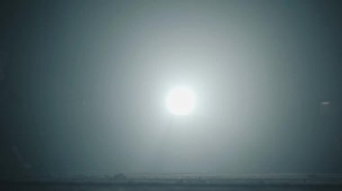 İki genç güzel kadın balerin çalışır ve farklı taraflarda atlar profesyonel baleriler bale ayakkabıları ve siyah bir arka planda spot stüdyosunda kara elbise dans. Yavaş hareket.