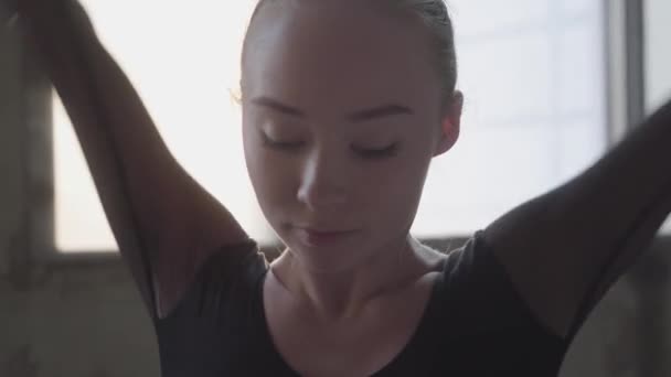 Retrato de bailarina profesional bailando en vestido negro en el estudio, ventana con puesta de sol en el fondo . — Vídeos de Stock