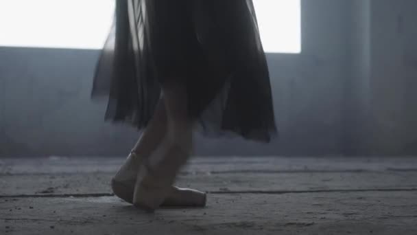 Uzavřete krásnou nohu mladé balleríny v špičkách bot. Cvik baletu. Nádherné tenké a půvabné nohy baletní tanečnice. — Stock video