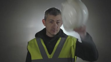 Spot siyah bir arka planda sert şapka portre sanayi mühendisleri.