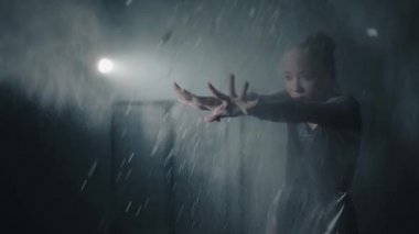 Siyah elbise arching ve un atma Genç yetenekli balerin portresi. Yavaş hareket.