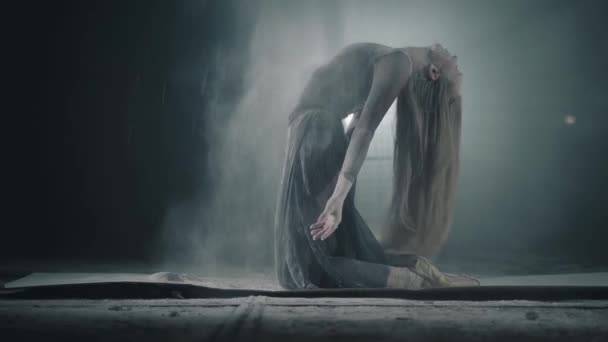 Linda chica flexible joven levantando la cabeza con harina en el cabello. Joven bailarina posando en edificio abandonado sobre el fondo negro . — Vídeo de stock