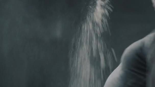 黒い背景に放棄された建物の中で小麦粉を装った若い女性 — ストック動画